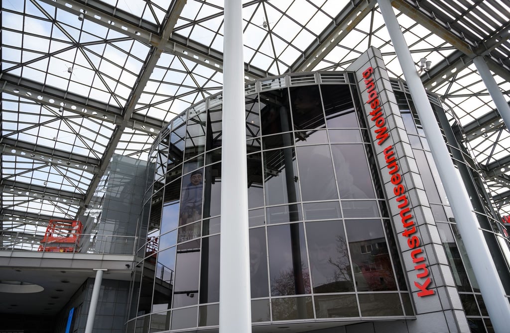 Am Kunstmuseum Wolfsburg hängt der Schriftzug des Museums.