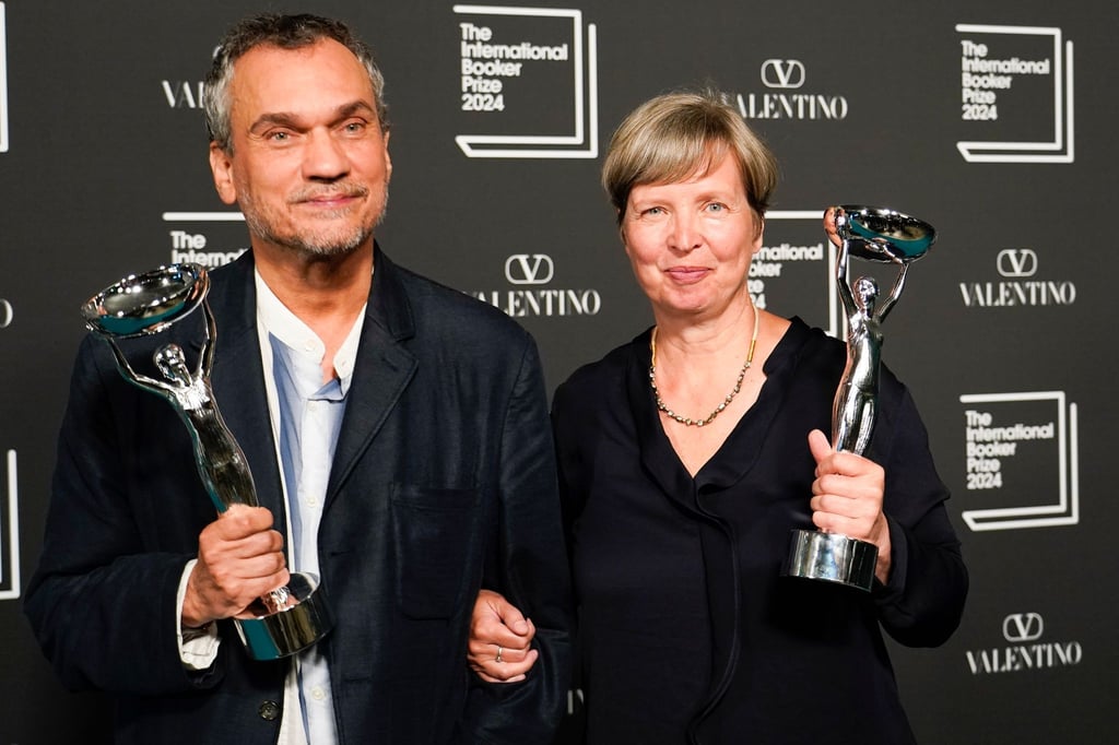 Jenny Erpenbeck(r) und Übersetzer Michael Hofmann posieren mit der Trophäe in London.