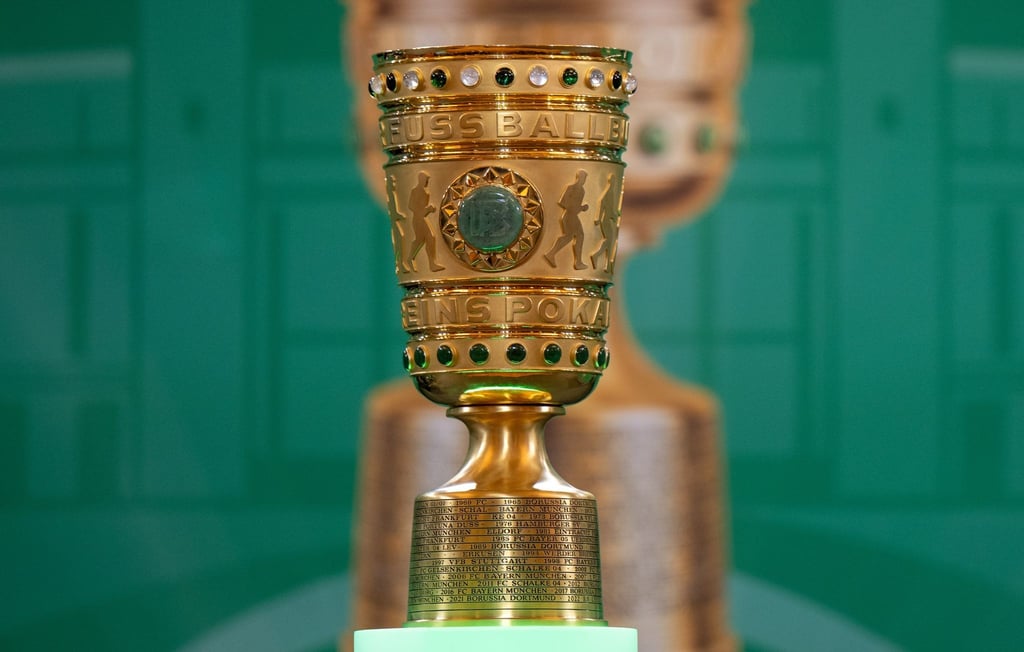 Der DFB-Pokal steht bei der Übergabe vor dem 81. Finale auf der Bühne.