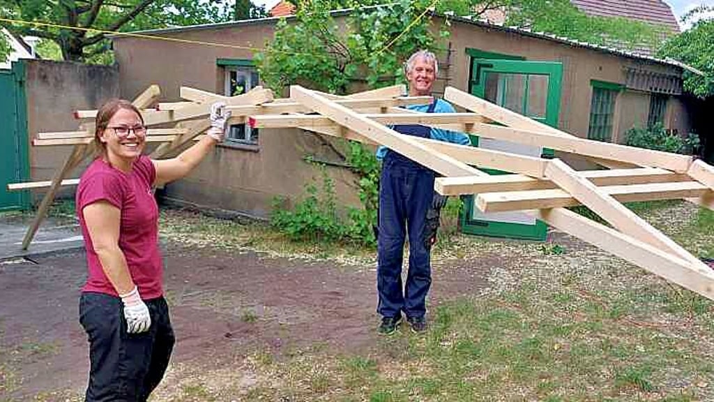 Die Mitorganisatorin Anna Mittermayer hat mit Uwe Kröber den Aufbau der Brücke schon mal geprobt.