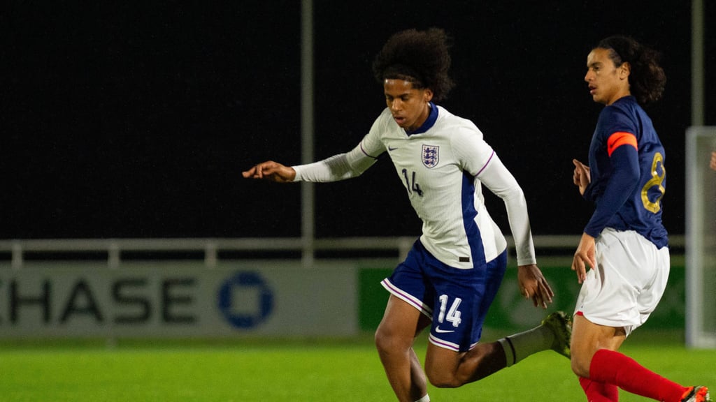 Baylee Dipepa (l.) in einem Spiel für die englische U17.