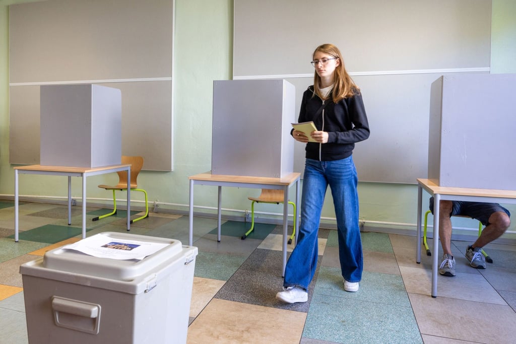 Die sechzehnjährige Laura Völkel gibt bei den Kommunalwahlen in Thüringen in einem Wahllokal ihre Stimme ab.