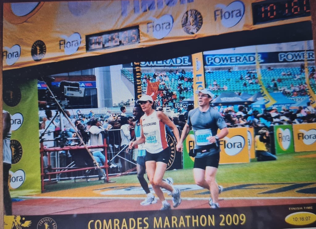 Comrades-Ultralauf in Südafrika 2008: Petra Schultz und ihr Laufkollege Heiko Björn beim Zieleinlauf nach 10 Stunden und 16 Minuten.