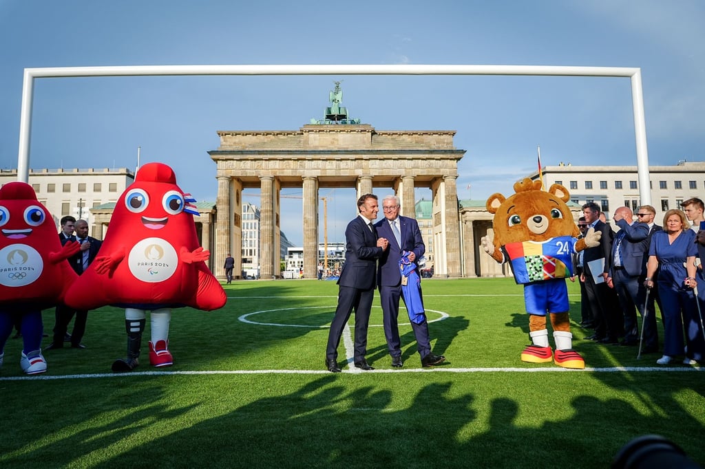 Frankreichs Präsident Emmanuel Macron (l) und Bundespräsident Frank-Walter Steinmeier.
