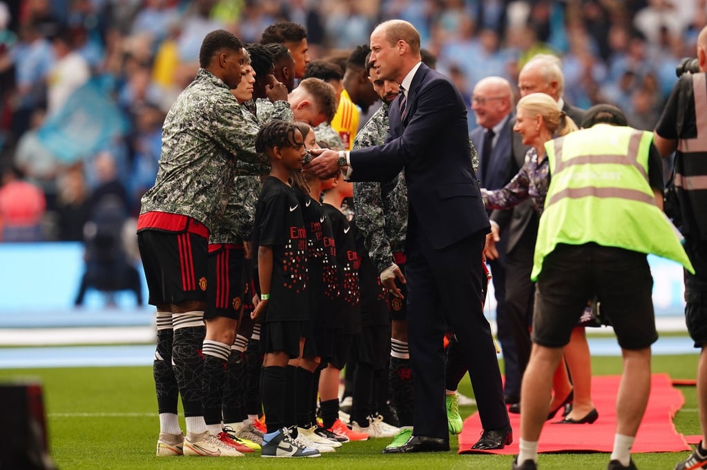 Prinz William von Großbritannien begrüßt Marcus Rashford von Manchester United und die anderen Spieler vor dem FA-Cup-Finale.