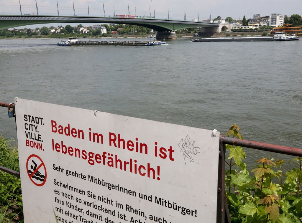 Die Stadt Bonn warnt die Menschen vor den Gefahren beim Schwimmen im Rhein.