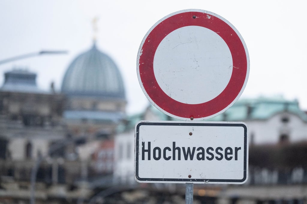 Ein Schild mit der Aufschrift „Hochwasser“ steht am Terrassenufer.