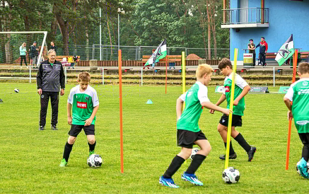 Bundesliga-Torjäger Christian Sackewitz beobachtet in Coswig die Übung seiner Kicker und gibt Tipps.