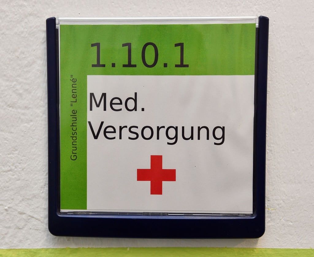 „Med. Versorgung“ steht auf einem Schild an einem Raum in der Lenné-Grundschule.