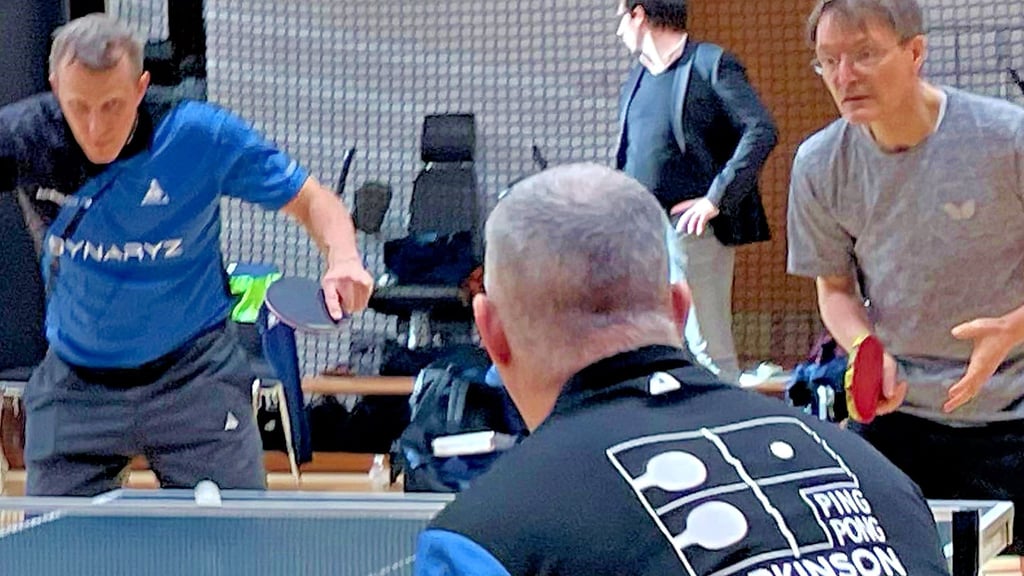 Parkinsonpatienten kämpfen bei einem Turnier in Fulda an der Tischtennisplatte um Medaillen. Bundesgesundheitsminister Karl Lauterbach (rechts) zählt zu den Unterstützern.