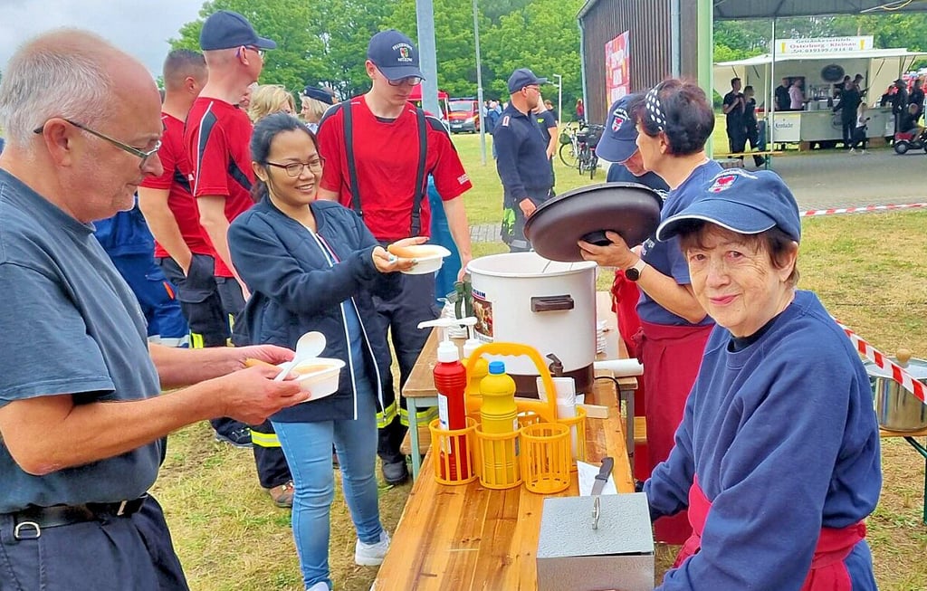 Die Versorgungsgruppe aus Havelberg war am Festtag von früh um 7 Uhr in Nitzow im Gange, um einen leckeren Eintopf für alle zu kochen.