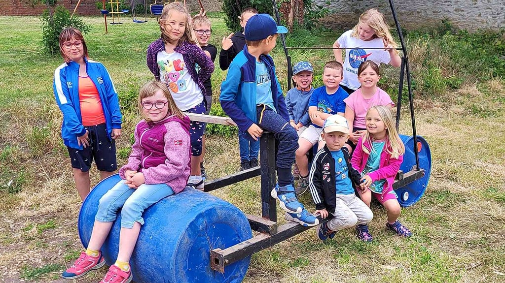 Beim diesjährigen Programm der Wolmirslebener Bördewichtel im Pfarrgarten dreht sich alles um Bücher der Kinder, deren Geschichten durch magische Kräfte zum Leben erweckt werden.