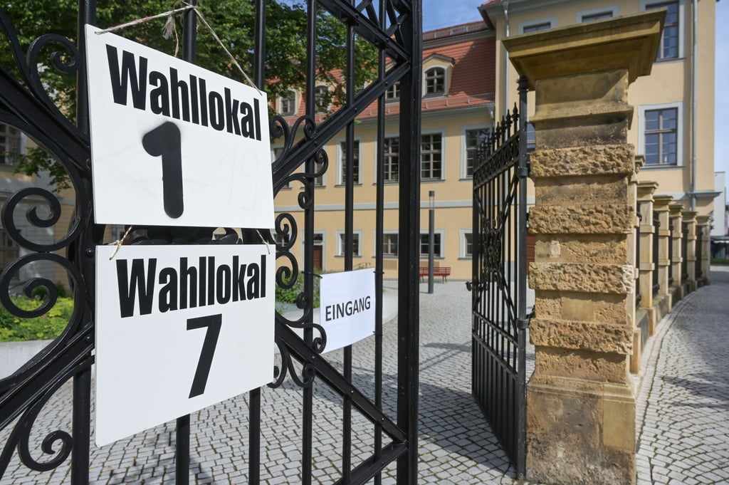 Schilder hängen am Eingang zum Wahllokal im Gymnasium Rutheneum in Gera.