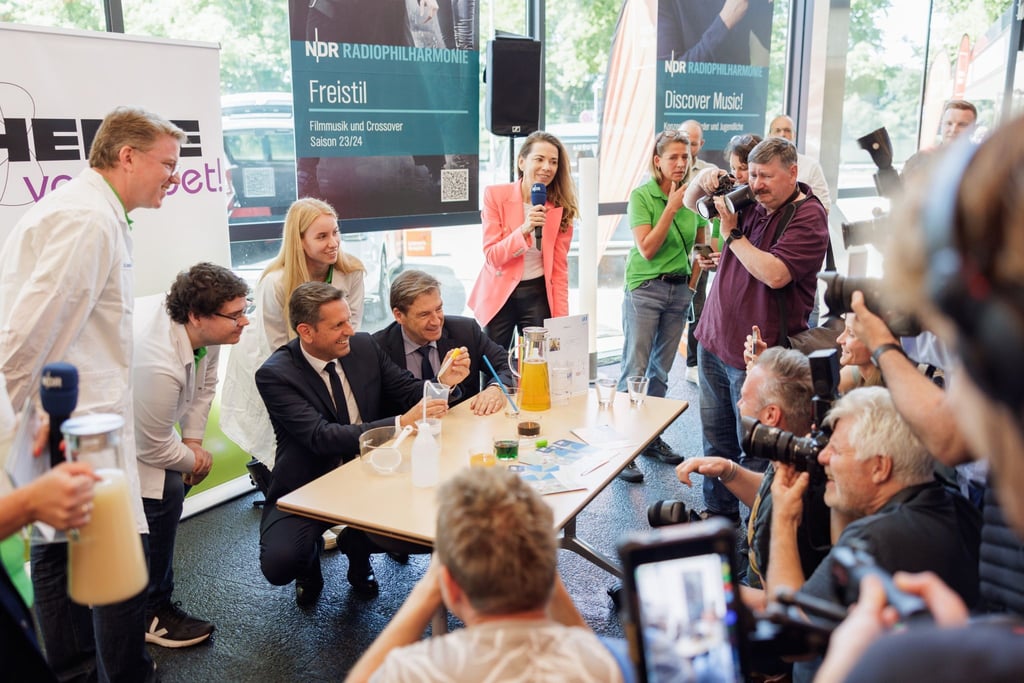 Olaf Lies (SPD), niedersächsischer Minister für Wirtschaft, Verkehr, Bauen und Digitalisierung, und Volker Schmidt, Aufsichtsratsvorsitzender der IdeenExpo GmbH, stellen während einer Pressekonferenz der IdeenExpo Bubble Tea her.