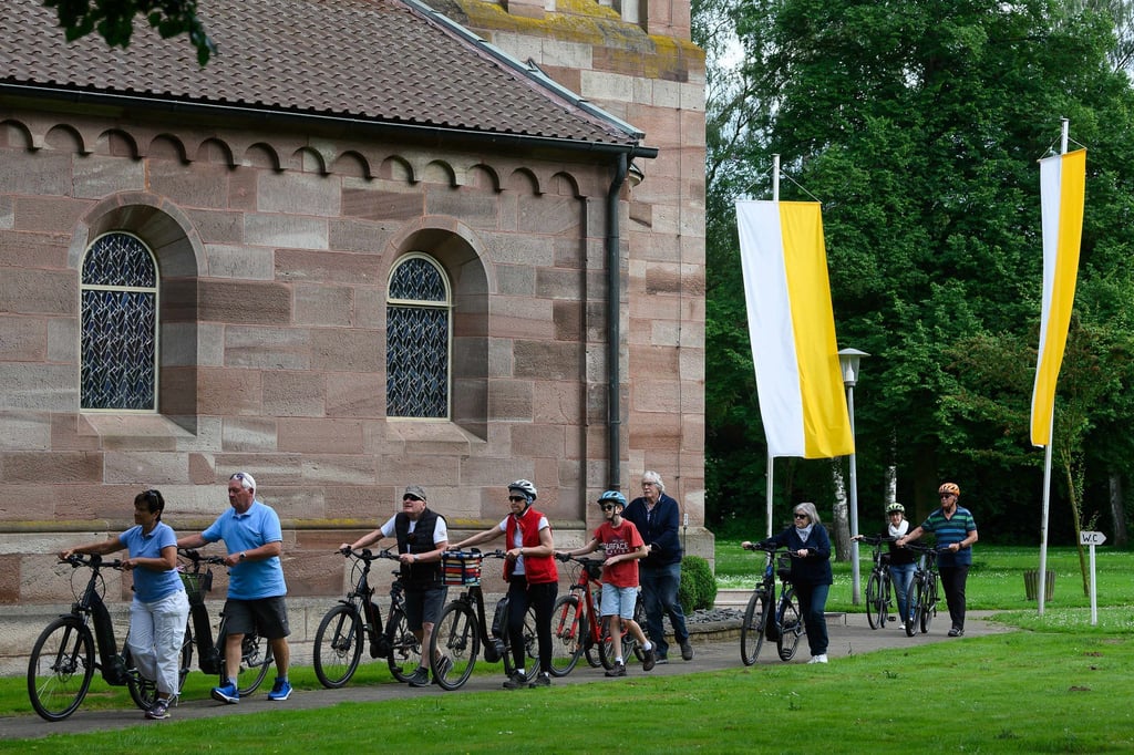 Radfahrer kommen zur Fahrradwallfahrt am Wallfahrtsort "Maria in der Wiese" im niedersächsischen Eichsfeld.
