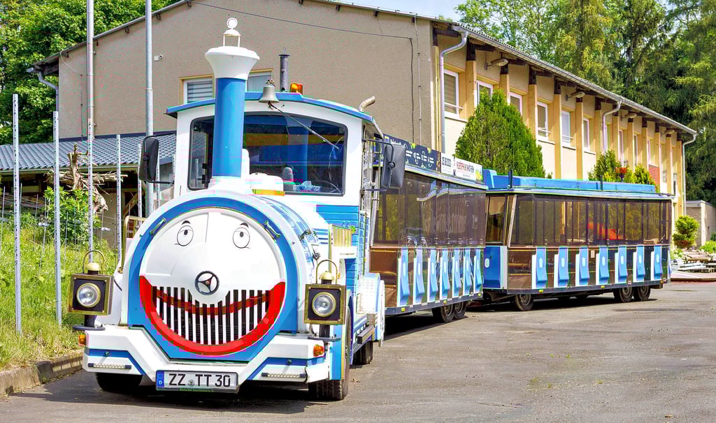 Die Tschu-Tschu-Bahn ist knapp 20 Meter lang, sie fährt höchstens 25 Kilometer in der Stunde.