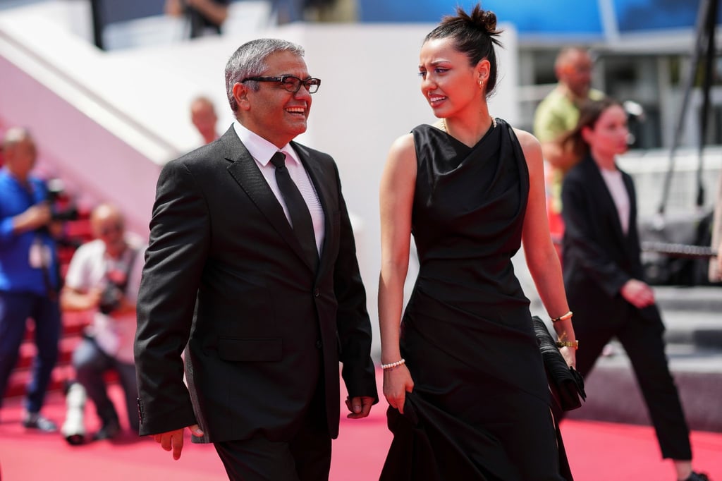 Mohammed Rassulof stellt mit seiner Tochter Baran Rassulof seinen Film „The Seed of the Sacred Fig“ in Cannes vor.