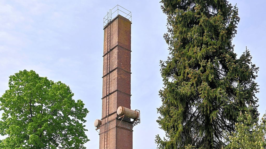Vom Schornstein geht Gefahr aus, er muss abgerissen werden.