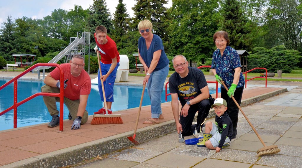 Mitglieder des Fördervereins, der Wasserwacht Oschersleben und weitere Unterstützer bereiten den Saisonstart im Freibad Oschersleben vor.