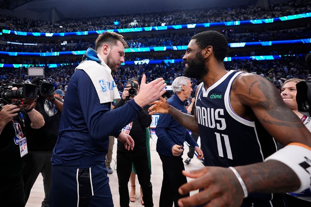 Mavericks-Guards Luka Doncic (l) und Kyrie Irving feiern den Sieg.
