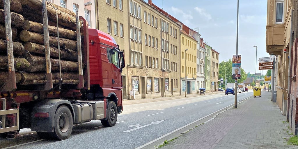 Die Friedenstraße  ist eine der am meisten befahrenen Straßen in Halberstadt, es ist die Bundesstraße 81, die hier entlangführt.