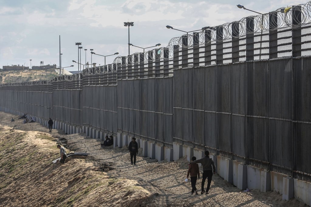 Palästinenser stehen nahe der Grenze zwischen dem Gazastreifen und Ägypten (Archivbild).