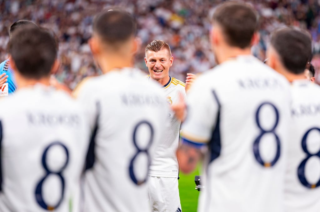 Toni Kroos (M) wurde bei seinem letzten Heimspiel mit Real Madrid emotional verabschiedet.