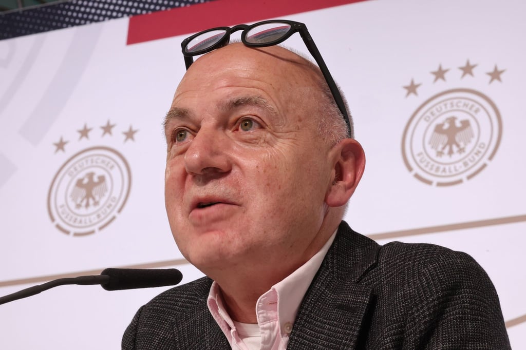 DFB-Präsident Bernd Neuendorf sitzt während einer Pressekonferenz auf dem Podium.