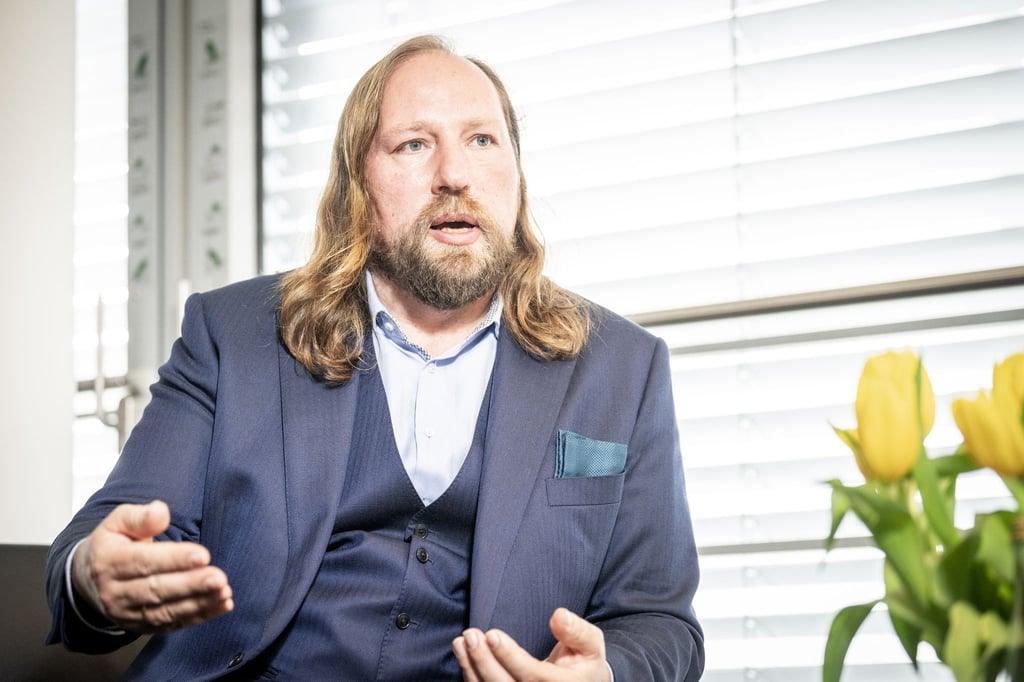 „Das Völkerrecht erlaubt es einem angegriffenen Staat, militärische Ziele im Land des Aggressors zu attackieren“: Anton Hofreiter.