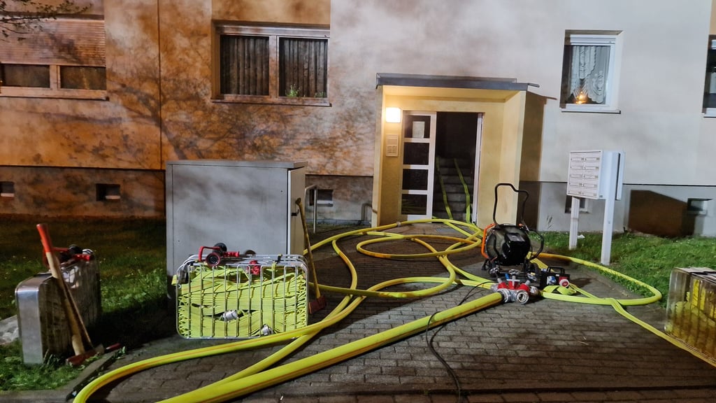 Kellerbrand in der Silberhöhe: Die Feuerwehr ging mit einem C-Rohr vor.