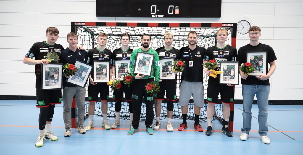 Trainer Christoph Theuerkauf (3. v. r.) verabschiedete nach dem Schluss gleich acht Schützlinge aus dem Kader der SCM-Youngsters: Robin Pfeil, Fritz-Leon Haake, Alexander Möller, Leon Kirschberger, Niclas Steuer, Luca Krist, Georg Löwen und Tim Hertzfeld (von links).