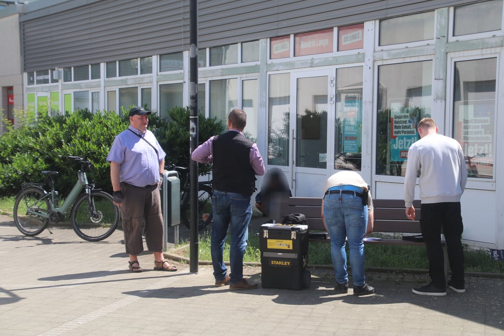 Das Wahlkreisbüro von Hendrik Lange (links im Bild) wurde mit Steinen angegriffen. Die Kriminalpolizei war am Sonntag im Einsatz.
