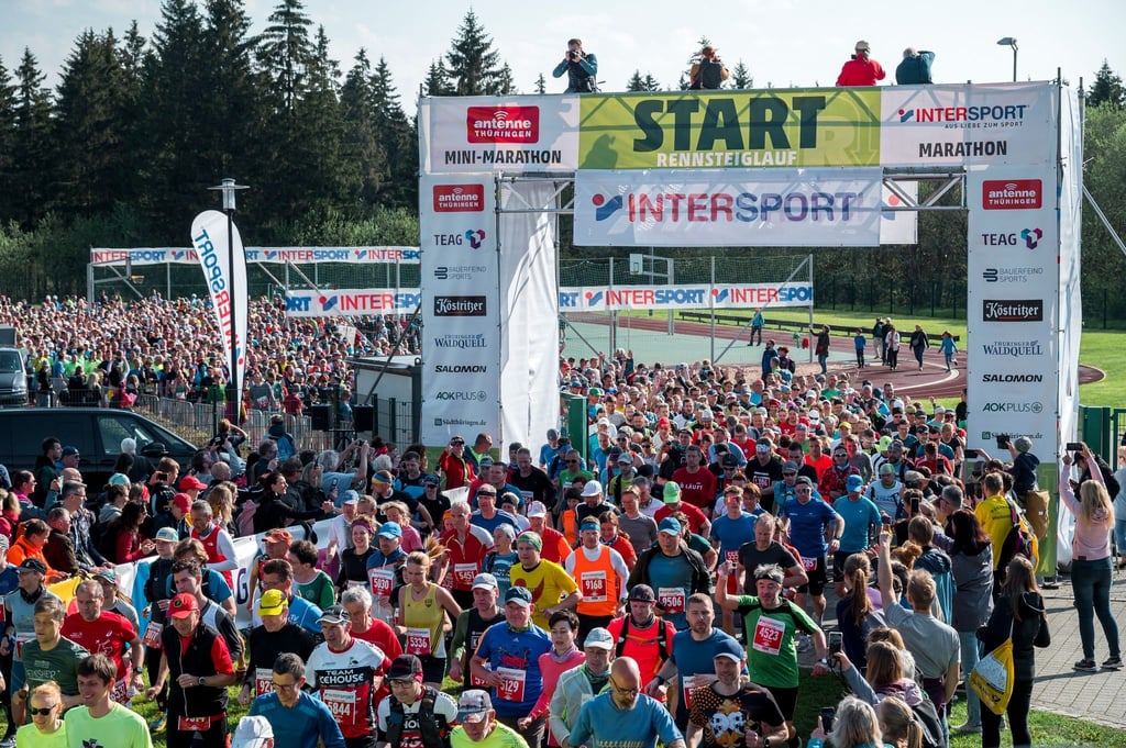 Start des Marathons in Neuhaus am Rennweg beim GutsMuths-Rennsteiglauf 2023.