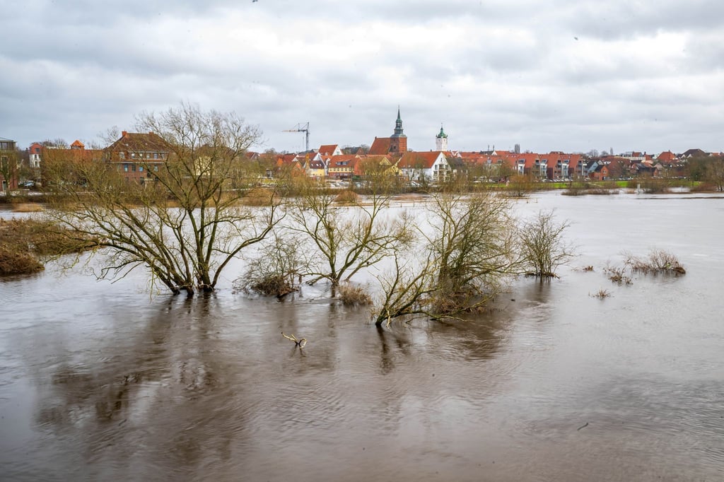 Hochwasser hat zum Jahreswechsel die Aller vor der Altstadt von Verden über die Ufer treten lassen.