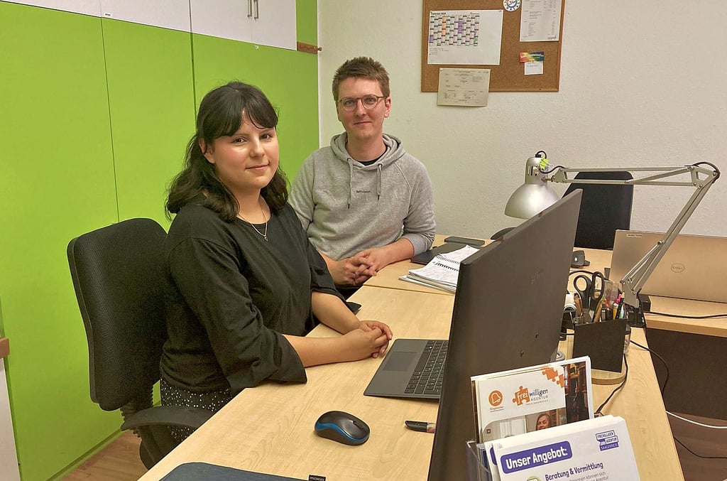 Isabel Mallqui Chacón und Moritz Rakutt von der Freiwlligenagentur beraten alle, die sich engagieren möchten oder Helfer für ihr Projekt suchen.