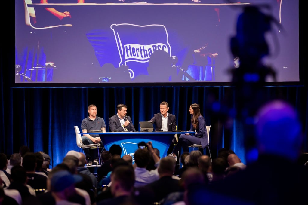 Andreas „Zecke“ Neuendorf (l), Leiter Lizenzbereich bei Hertha BSC, Benjamin Weber, Sportdirektor von Hertha BSC, Thomas Herrich, Geschäftsführer von Hertha BSC, und Vera Krings, Direktorin Kommunikation bei Hertha BSC.