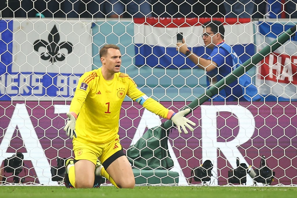 Deutschlands Torwart Manuel Neuer kniet nach einem Gegentor auf dem Rasen.