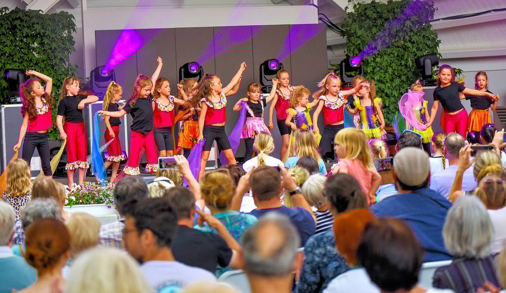 Eine der jünsten Gruppen vom Tanzstudio Leuna/Merseburg zeigte auf der Laga-Bühne einen farbenfrohen Sommertanz.