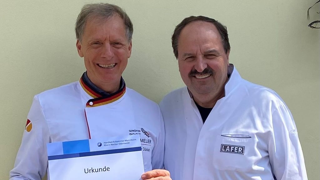 Volker Dürkob (l.) steht nach bestandenen Prüfungen mit seiner Urkunde neben Sternekoch Johann Lafer. Damit ist er der erste Brot-Sommelier aus Magdeburg.