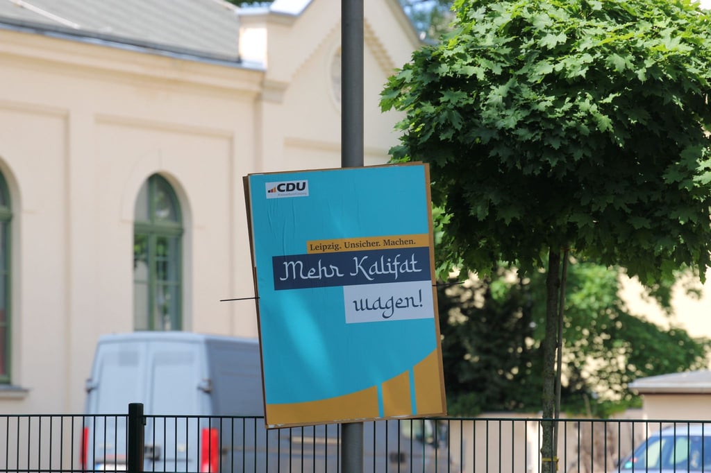 Ein gefälschtes Wahlplakat der CDU in Leipzig hängt an einem Masten.