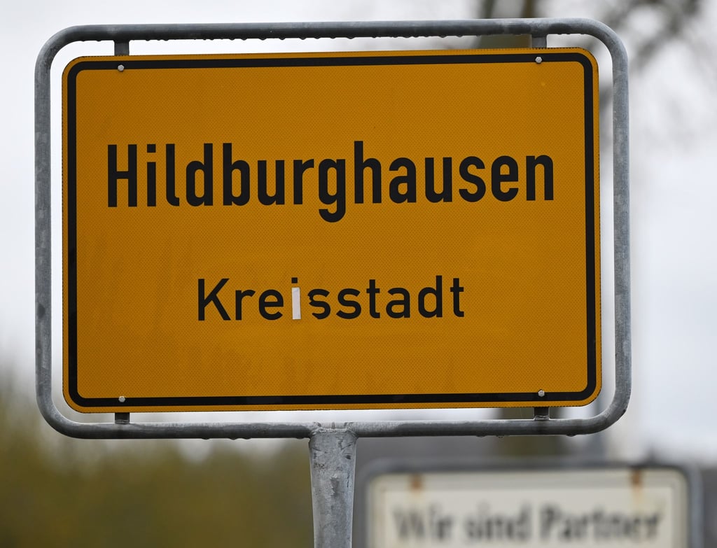 "Kreisstadt Hildburghausen" steht auf dem Ortseingangsschild.