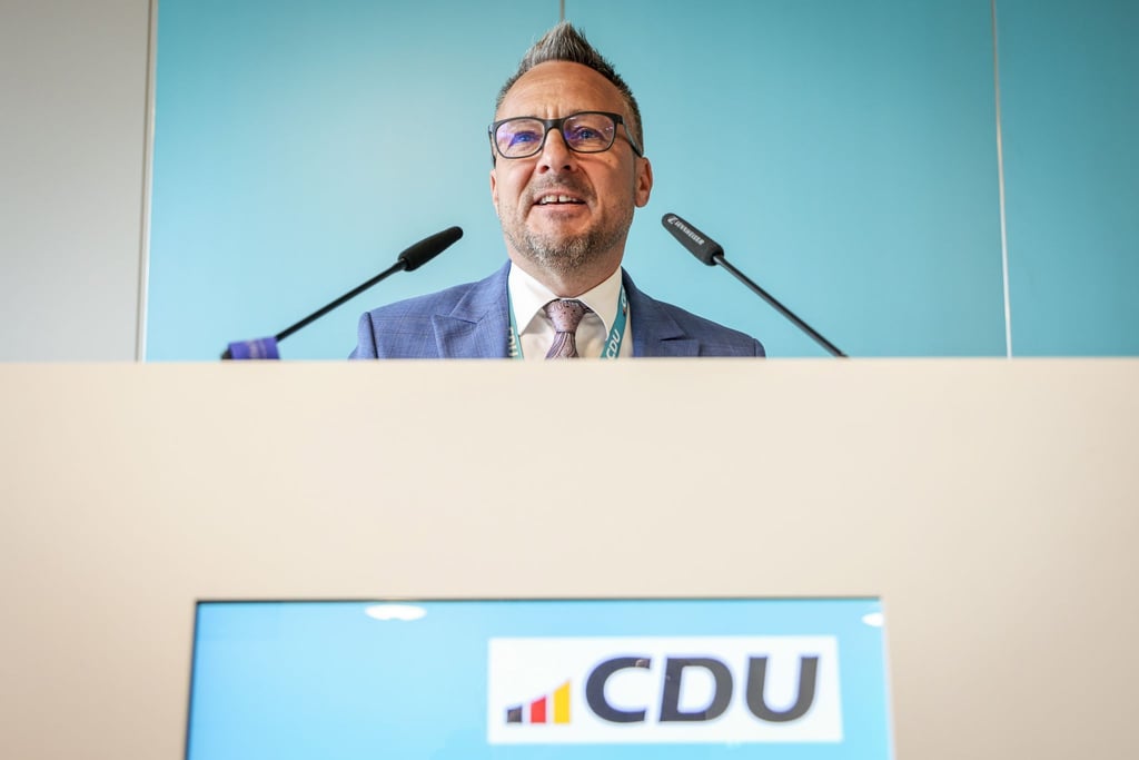 Heiko Strohmann, wieder gewählter Landesvorsitzender der Bremer CDU, spricht beim Landesparteitag der CDU Bremen Dankesworte.