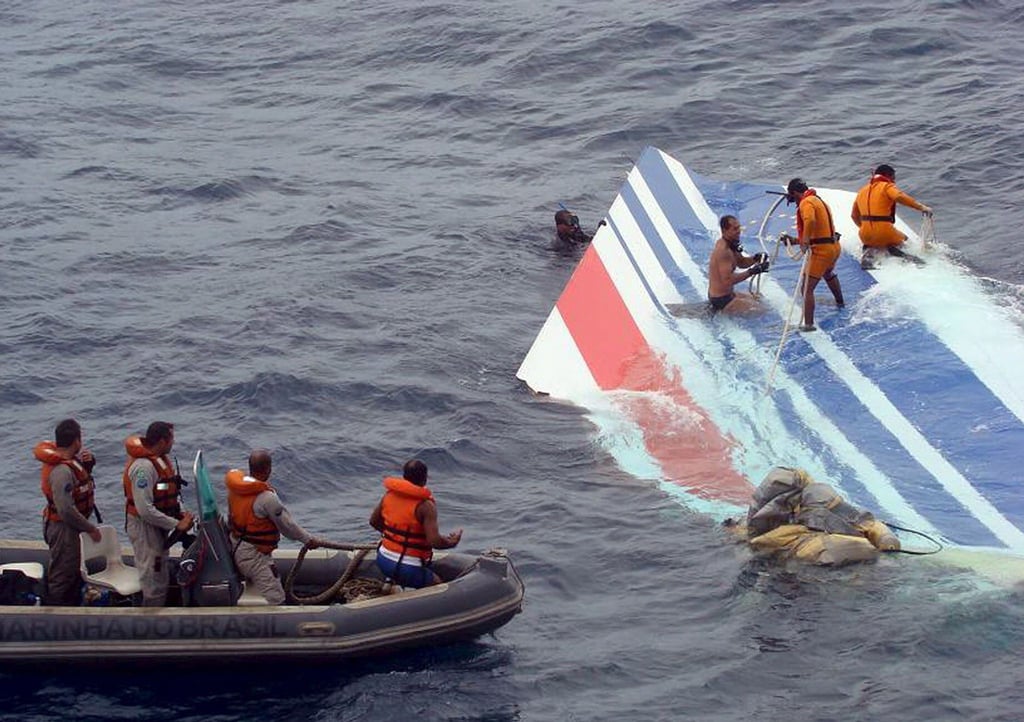 Ein Wrackteil der abgestürzten Air-France-Maschine AF447 wird von einem Rettungsteam der brasilianischen Marine im Atlantik geborgen.