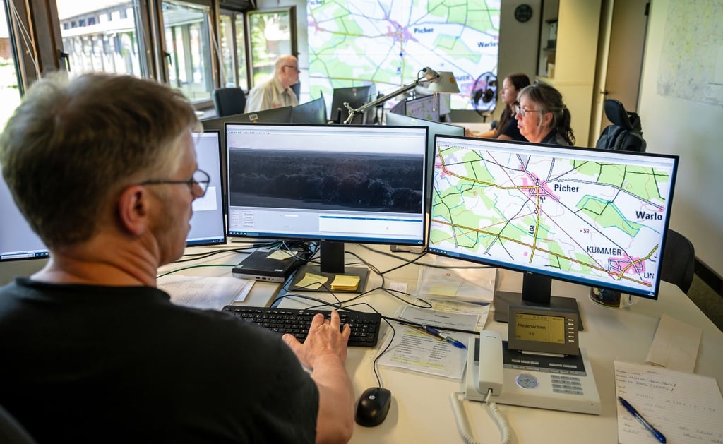 Mitarbeiter in der Waldbrandzentrale blicken auf Monitore und werten Bilder von Waldbrandüberwachungskameras aus. In vielen Gebieten in Niedersachsen herrscht erhöhte Waldbrandgefahr.