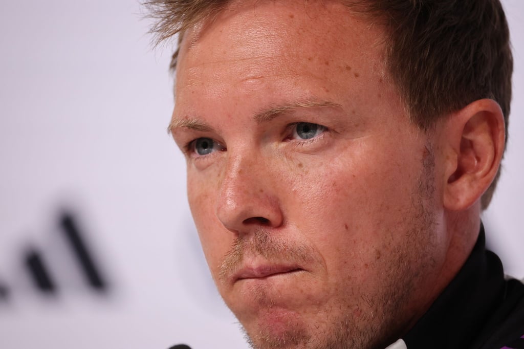 Bundestrainer Julian Nagelsmann sitzt während einer Pressekonferenz im EM-Quartier in Blankenhain auf dem Podium.
