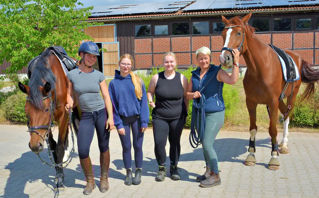 Ein gutes Team im Reitsportzentrum Krumke (Kreis Stendal): Kati Meyer (links), Julie Petzold, Pferdepflegerin Maya Estel und Kathrin Zerbe.