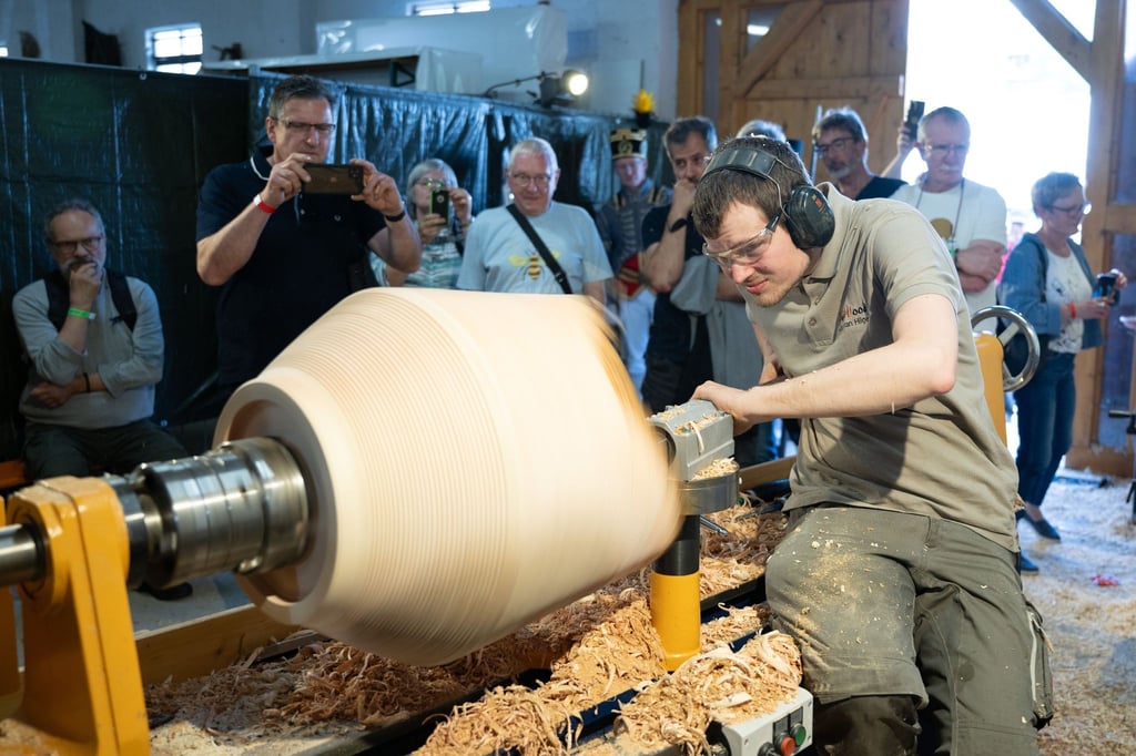 Jonathan Hilger, Drechsler, arbeitet auf dem Drechsler-Forum im historischen Hüttenwerk der Saigerhütte Grünthal an einer Drechselbank.