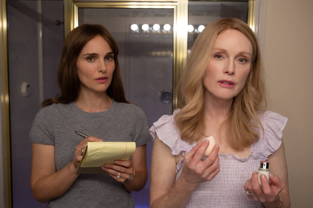 Natalie Portman (l) als Elizabeth Berry und Julianne Moore als Gracie Atherton-Yoo in einer Szene des Films „May December“.
