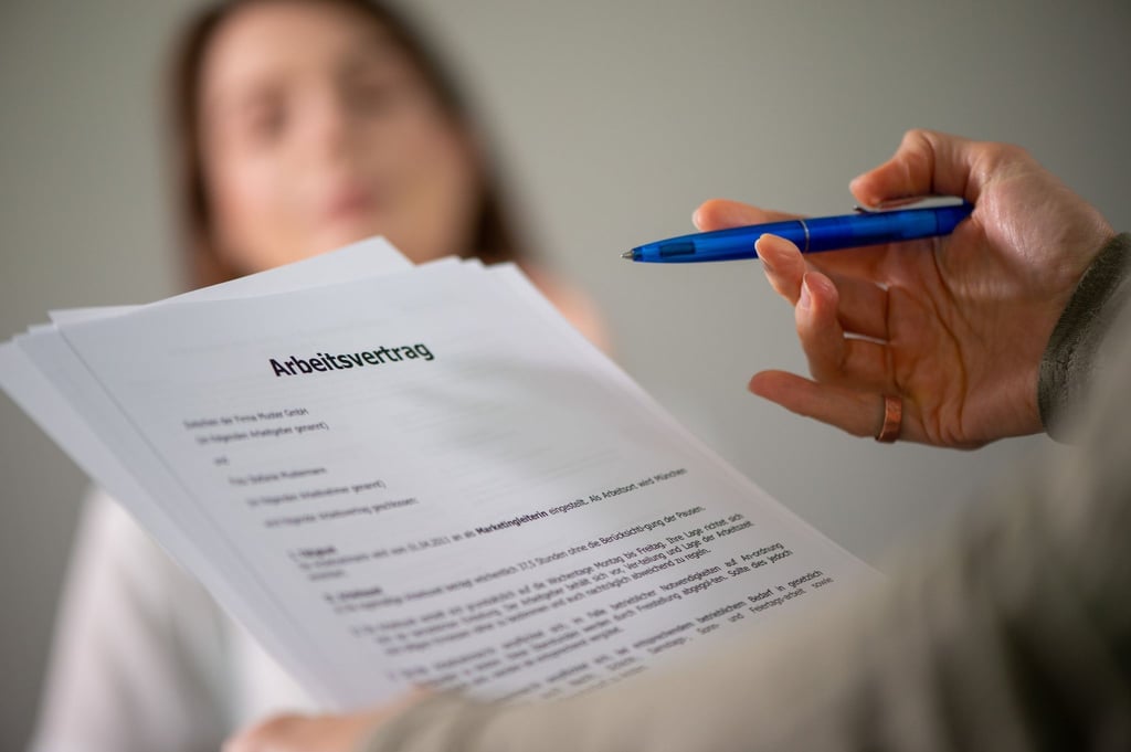 Unnötiger Papierkram? Ein Arbeitsvertrag kann auch ausschließlich digital vorliegen.
