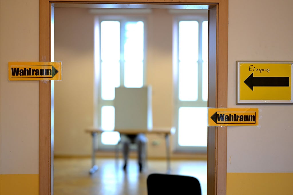 Wegweiser zum Wahlraum.